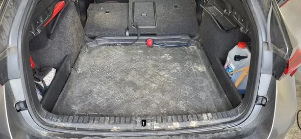 Skoda Kofferraum vorher — stark verschmutzt